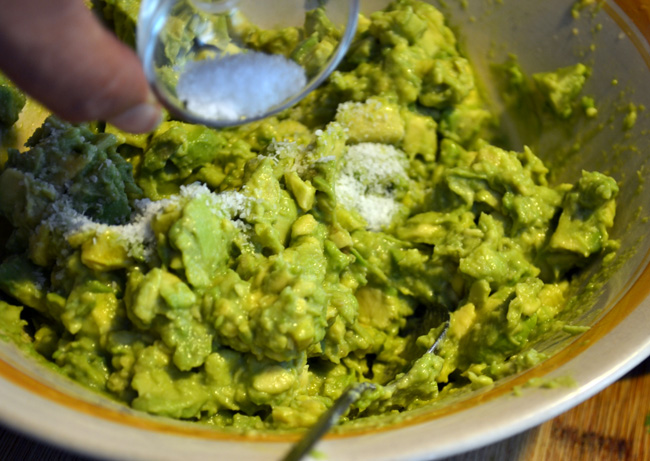 Best Ever Guacamole for Vegans and Paleo Eaters |@the_surfers_kitchen|www.thesurferskitchen.com